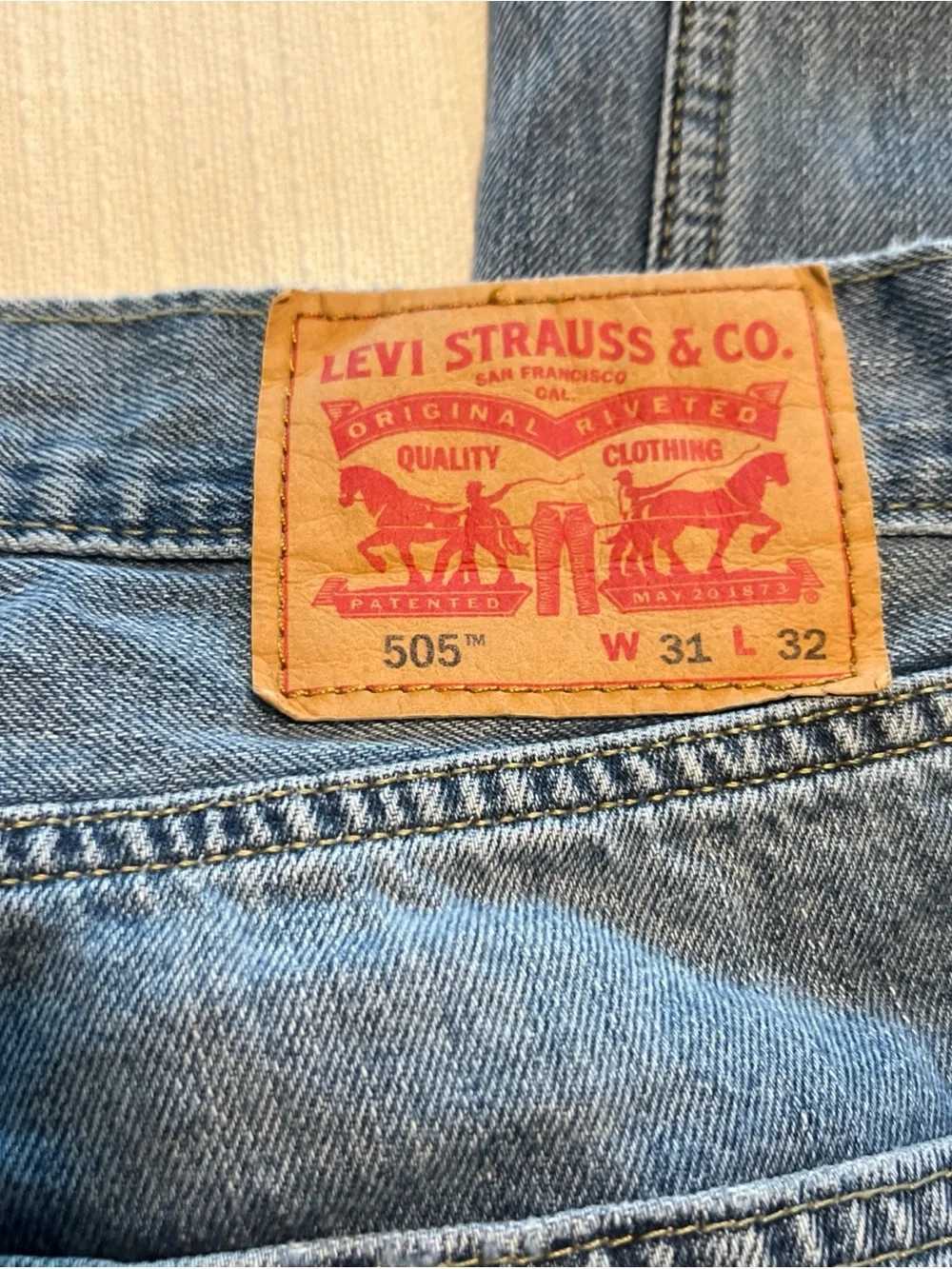 SOLD!! Men’s Levi’s 505 classic light denim jeans Size 31/32 - Picture 2 of 7